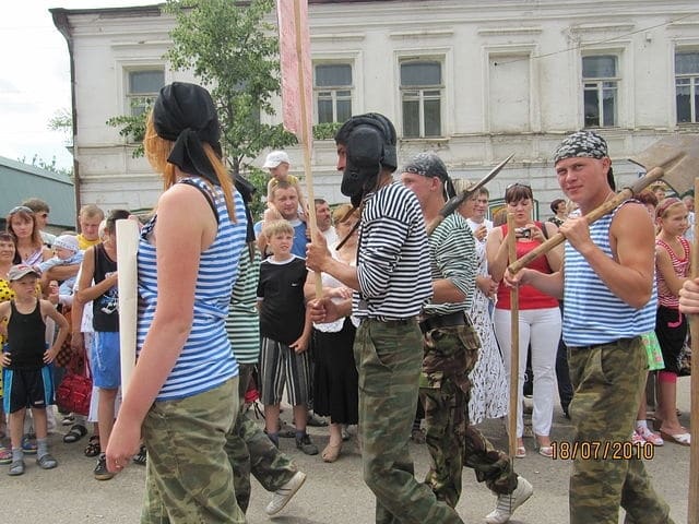 Костюмированная группа на улице Малмыжа, 2010 год