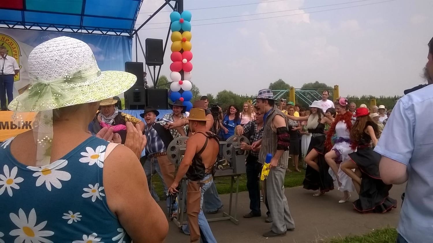 Киногерои и танцовщицы на карнавале Года кино 2016